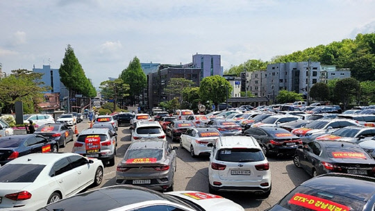 인천 검단·경기 김포 시민들이 지난 1일 경기도 김포시청에서 차량 200대를 동원해 GTX D노선 축소 집회를 벌였다. <김포검단시민교통연대 제공>